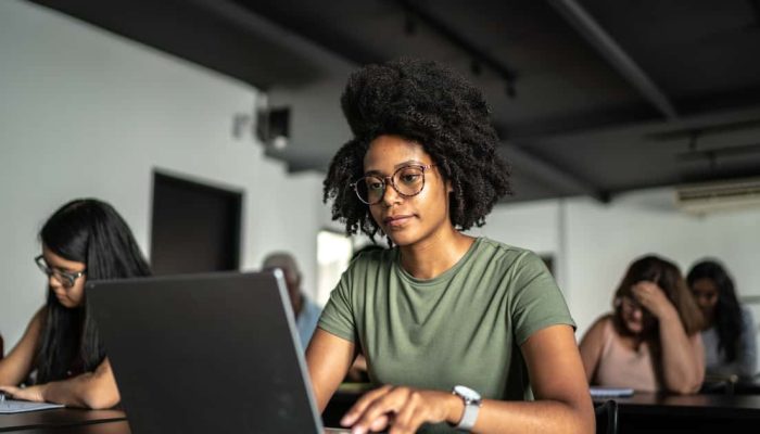 ONG oferece curso gratuito de programação para mulheres refugiadas
