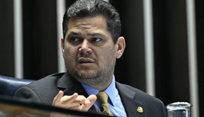 Alcolumbre diz que governo tem 'legitimidade' para decidir sobre judicialização do IOF | Política