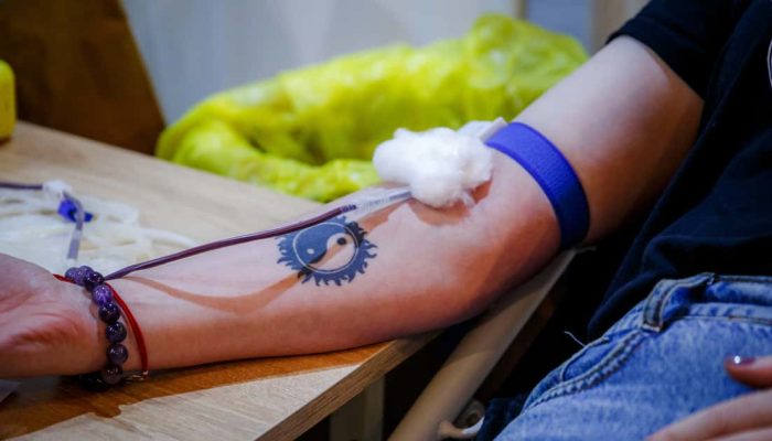 Quem tem tatuagem pode doar sangue? Entenda as regras e cuidados essenciais