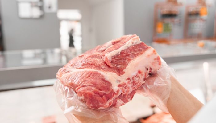 Mitos e verdades sobre a maneira correta de descongelar carne