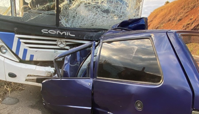 1 de 1Motorista morre após carro bater de frente com ônibus na BR-458, em Caratinga — Foto: Corpo de Bombeiros