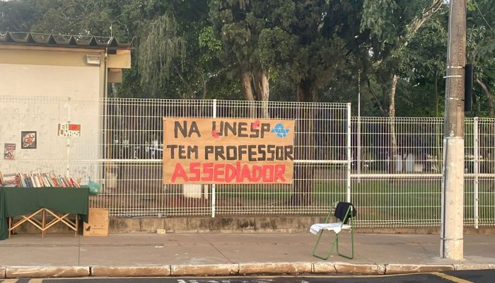 1 de 4Cartazes com acusações contra professor foram retirados de campus da Unesp Marília — Foto: Arquivo Pessoal