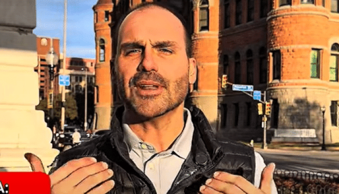 Eduardo Bolsonaro anunciou licença em vídeo publicado nas redes e disse que esta foi "a decisão mais difícil da minha vida"