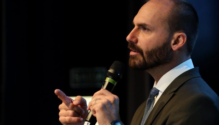 Eduardo Bolsonaro diz que não volta 'por ora' ao Brasil e deve desistir de mandato | Política