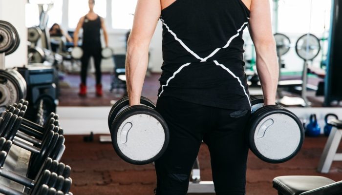Encolhimento de ombros: para que serve e como fazer o exercício