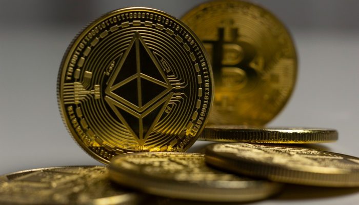 Bitcoin cai aos US$ 108 mil e ether sobe a maior nível desde fevereiro | Criptomoedas