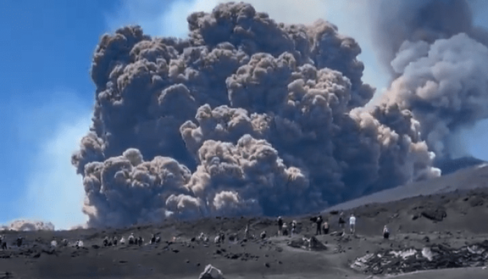 Vulcão Etna, o maior da Europa, entra em erupção na Itália; turistas fogem