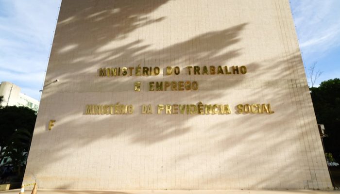 MTE prorroga para 1º de março de 2026 regra sobre trabalho em feriados no comércio – Sistema FENACON