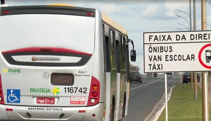 1 de 1Placa mostra que faixa exclusiva no DF vale para ônibus, vans escolares e táxis — Foto: TV Globo/Reprodução