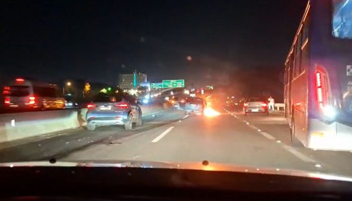 1 de 2Carro pegou fogo e interditou trecho da marginal da Rodovia D. Pedro I, em Campinas (SP), na noite desta quinta (20) — Foto: Michele Siqueira Ramos