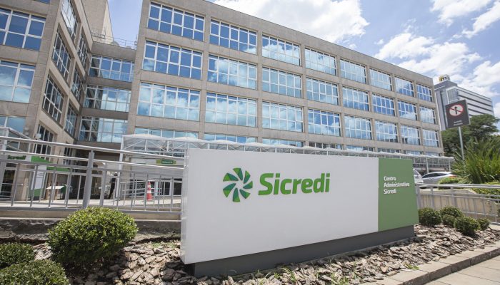 1 de 1A conquista reúne ações da estratégia de sustentabilidade do Sicredi, como o Comitê de DE&I, o Guia de Atendimento Inclusivo e soluções financeiras acessíveis, incluindo cartões em braile, chamadas em Libras e linha de crédito para acessibilidade — Foto: Sicredi