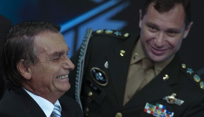 Bolsonaro mandou Cid distribuir remédio proibido no Brasil durante a pandemia, diz jornal | Política
