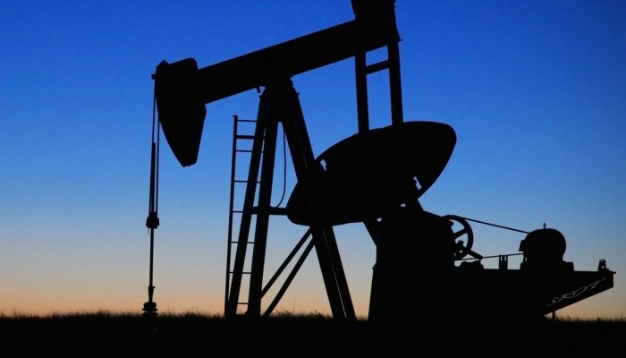 Petróleo cai em dia de baixa liquidez e adiantamento de reunião da Opep+ | Finanças