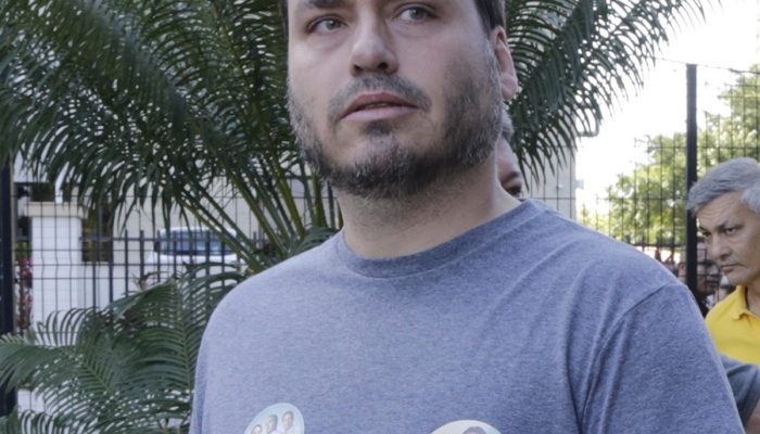 Carlos Bolsonaro passa mal e é hospitalizado após prisão domiciliar de ex-presidente | Política