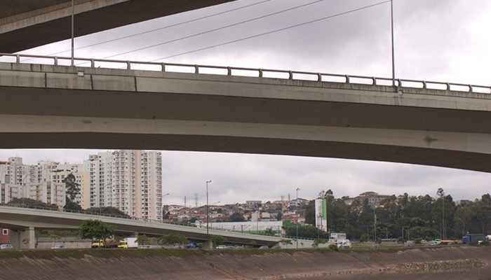 Sabesp descarta esgoto no rio Tietê; justificativa é cratera na marginal