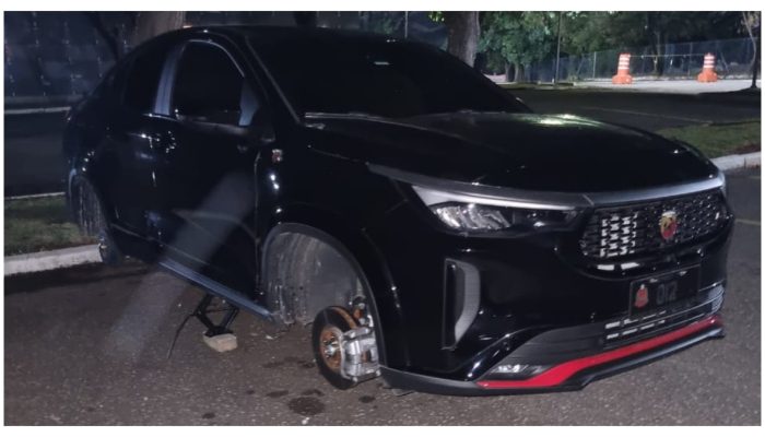 1 de 1O carro oficial do deputado estadual Gil Diniz (PL) foi furtado no último sábado (28) no Cemitério da Vila Alpina. — Foto: Arquivo pessoal