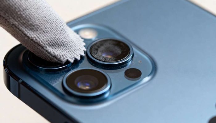 Limpar a câmera do celular com esse pano baratinho deixa as fotos muito mais nítidas