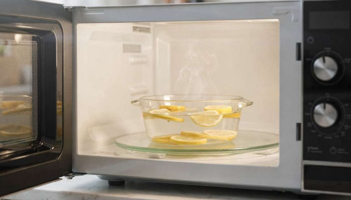Faça esse truque caseiro e deixe seu micro-ondas como novo