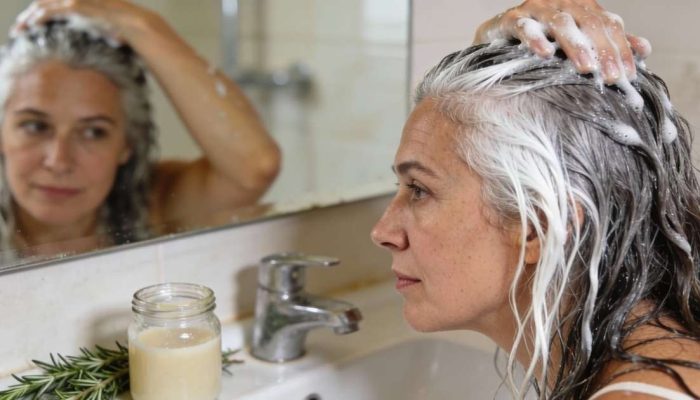 O que saber antes de usar bicarbonato no cabelo grisalho