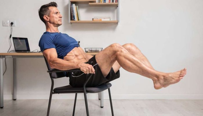 Exercício de 3 minutos na cadeira para a barriga diminuir