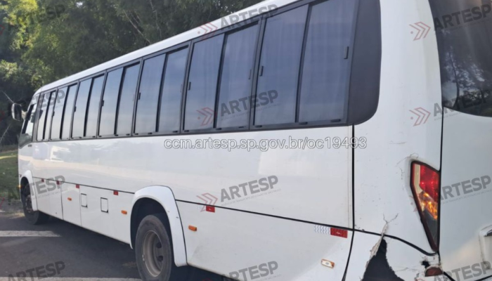 1 de 2Engavetamento envolve carros e ônibus e deixa seis feridos em rodovia de Álvares Machado (SP) — Foto: Artesp/Reprodução