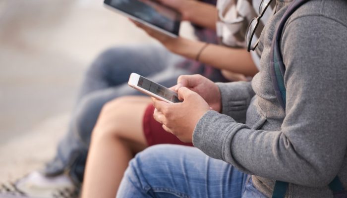 Violência digital ameaça saúde mental de crianças e adolescentes