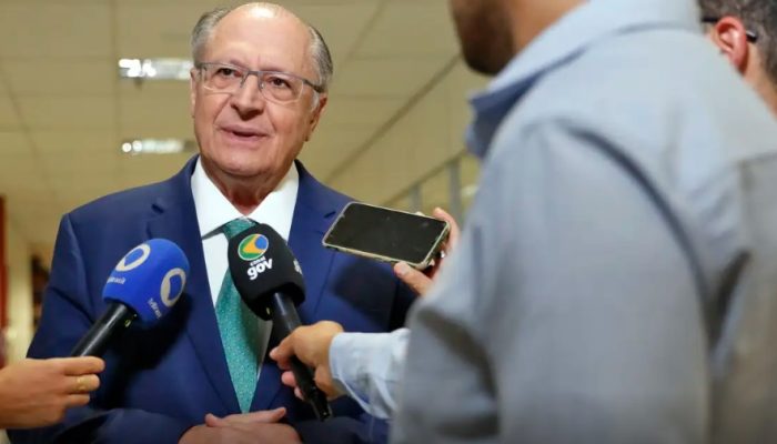 Governo descarta pedir adiamento de tarifas e busca acordo até o dia 31, diz Alckmin