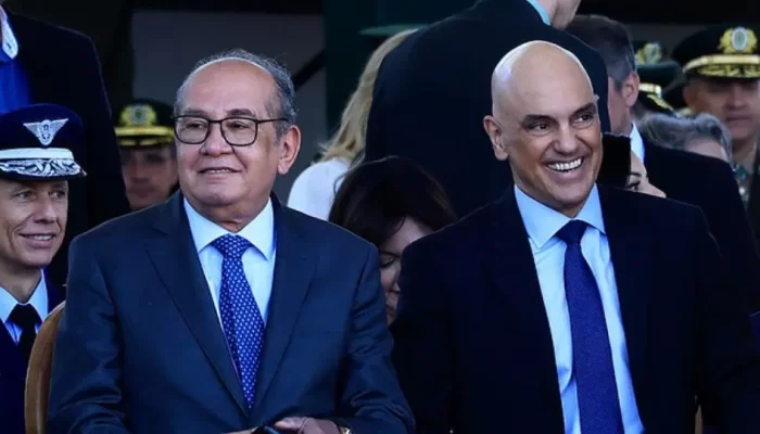 Ministros Gilmar Mendes e Alexandre de Moraes, do STF, em 2022. Decano disse que colega tem integral apoio na corte.