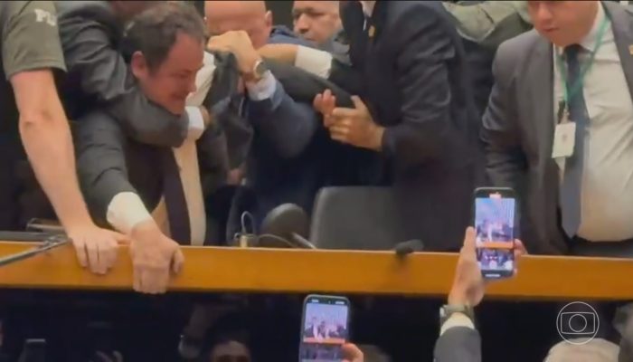 1 de 1Glauber Braga, do PSOL, é retirado à força da Mesa Diretora da Câmara — Foto: Jornal Nacional/ Reprodução