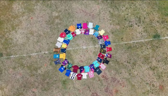 1 de 1Conheça projeto que ajuda no descarte sustentável de uniformes de times de futebol — Foto: Jornal Nacional/ Reprodução
