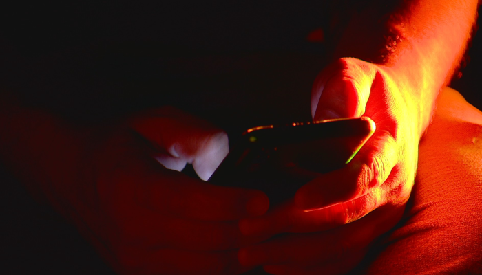 1 de 1Homem utilizando de celular — Foto: Reprodução/ RBS TV