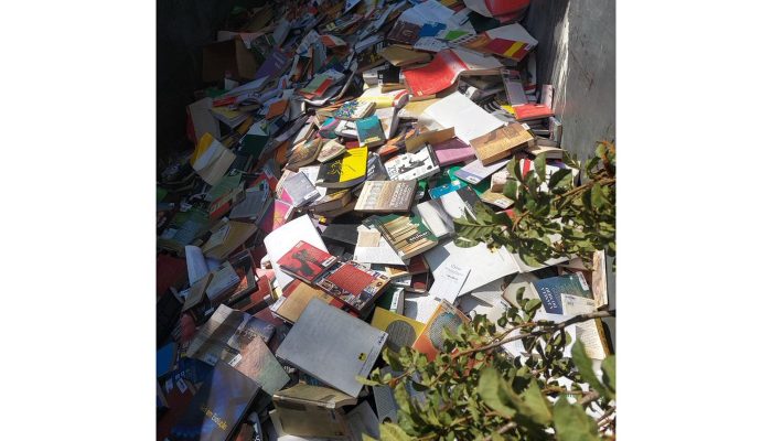 Prefeitura de Osasco joga no lixo livros de biblioteca municipal