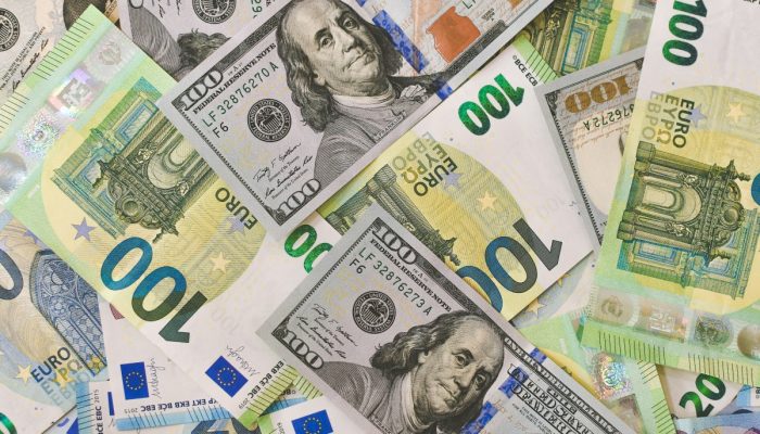 Dólar ronda a estabilidade no exterior à espera de dados e do Fed | Finanças