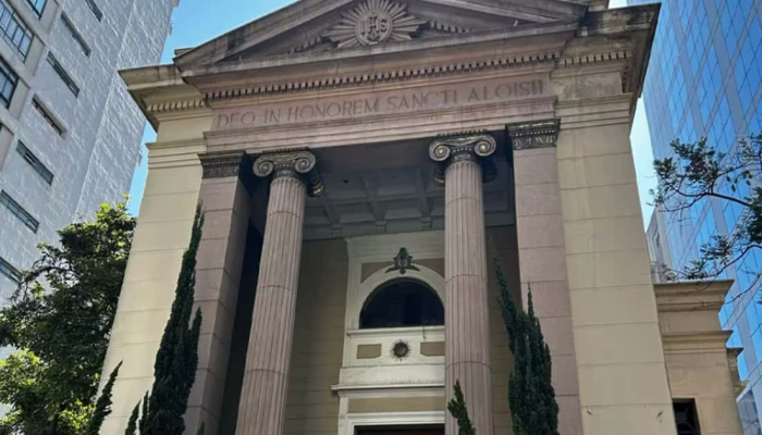 Entenda por que tem se formado filas gigantes em frente a uma igreja na Av. Paulista