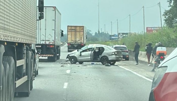 1 de 1Carro capota e deixa duas pessoas feridas em Resende. — Foto: Divulgação/Redes Sociais