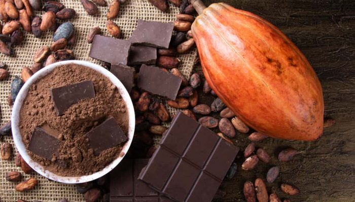 Qual a relação entre o consumo de chocolate amargo e redução da pressão alta