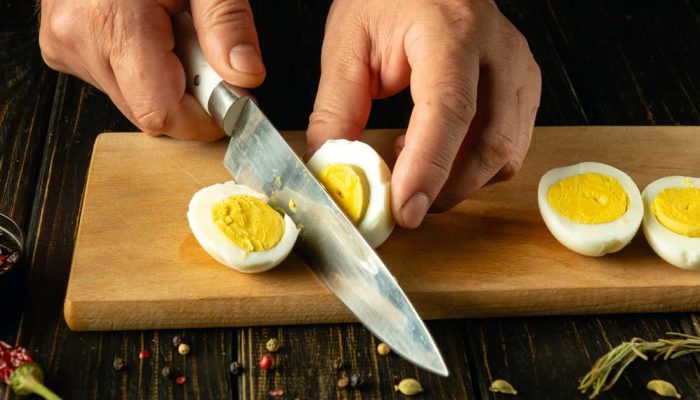 O truque do vinagre ao cozinhar ovos que chefs não vivem sem