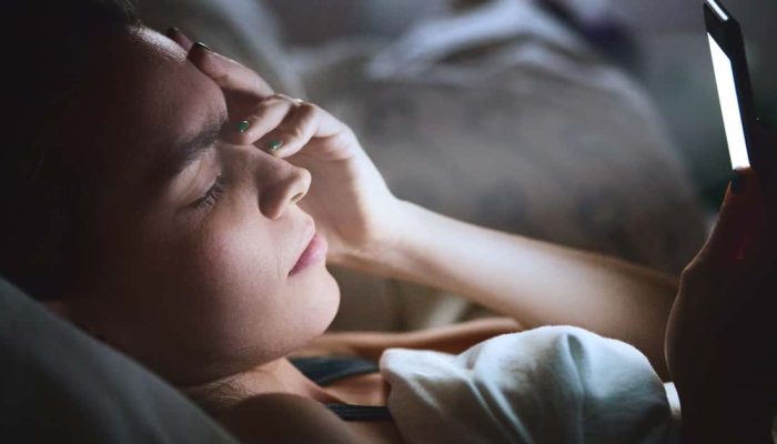 Como hábito noturno com o celular coloca a sua saúde em risco