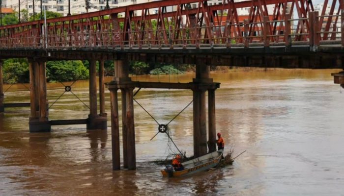 1 de 2Defesa Civil limpa pilares de pontes após cheia do Rio Paraíba do Sul — Foto: Júnior Marins/Secom Campos