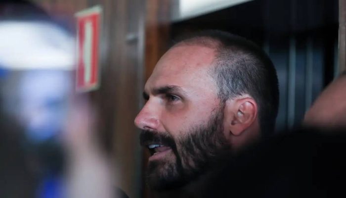 Eduardo Bolsonaro vira réu no STF por tentar interferir no processo do pai