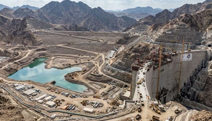 A Arábia Saudita está erguendo três imensas barragens para criar um lago artificial de 2,8 quilômetros no deserto, e o projeto contesta quase todas as regras naturais ao seu redor