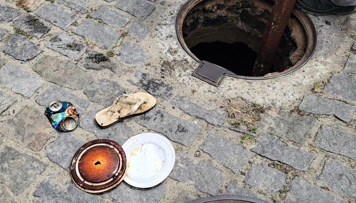 1 de 3As equipes encontraram desde detritos de uso pessoal e embalagens comerciais até grandes placas de gordura solidificada — Foto: Divulgação/Prolagos