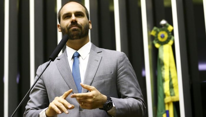 PL vai usar brecha legal para tentar salvar mandato de Eduardo Bolsonaro