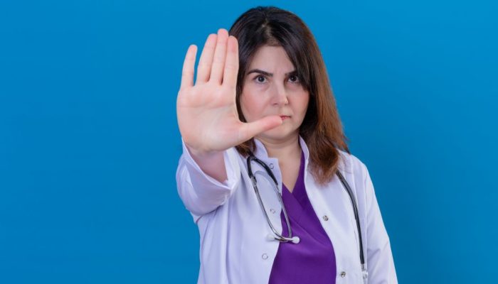 Como médicos devem atender mulheres vítimas de violência, segundo novo guia