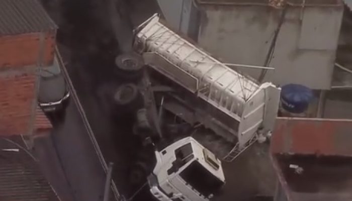 Caminhão tomba durante obra de pavimentação em Mauá e atinge muro de casa