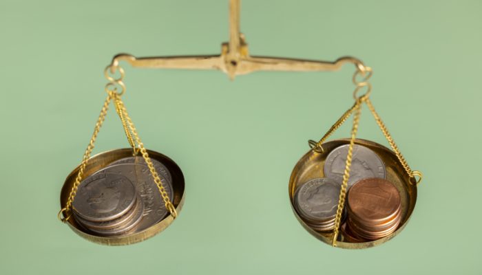 Balança com moedas dos dois lados