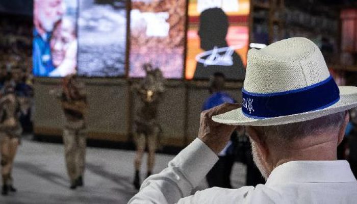 O presidente Lula assiste ao desfile da Acadêmicos de Niterói, com o samba-enredo