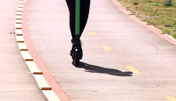 1 de 1Usuário em patinete elétrico em área de lazer em Campinas — Foto: Reprodução/EPTV