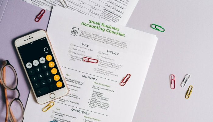 da contabilidade à ficção de heróis e vilões