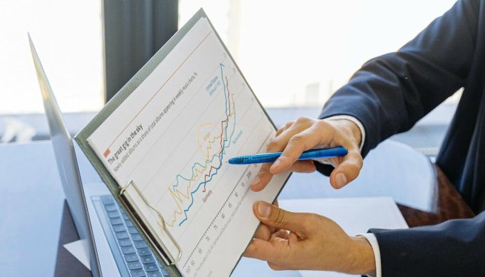 Atendimento financeiro falha em resolver problemas, mesmo após tentativas digitais